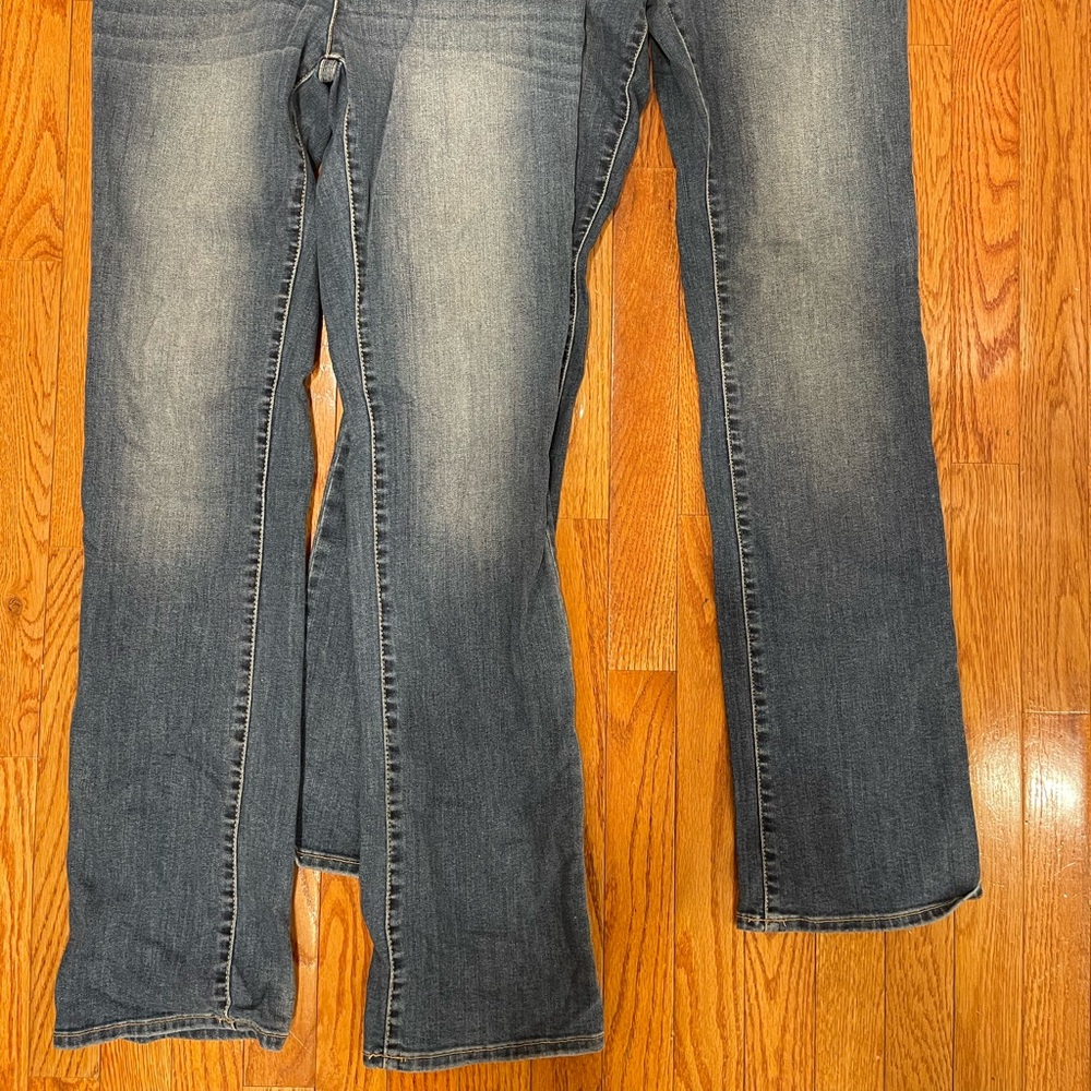 Two pairs of Liz Lange maternity jeans - boot-cut size 4 - Picture 4 of 4